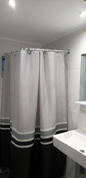 مناشف، صابون، ورق حمّام