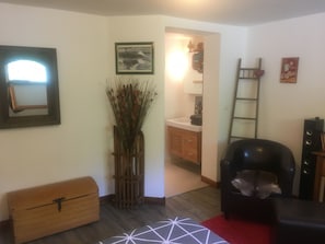 Habitación doble (Jolie chambre au calme) | Decoración personalizada, muebles diferentes y escritorio 
