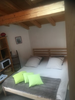 Habitación doble (Chambre au calme Kosy) | Decoración personalizada, muebles diferentes y escritorio 