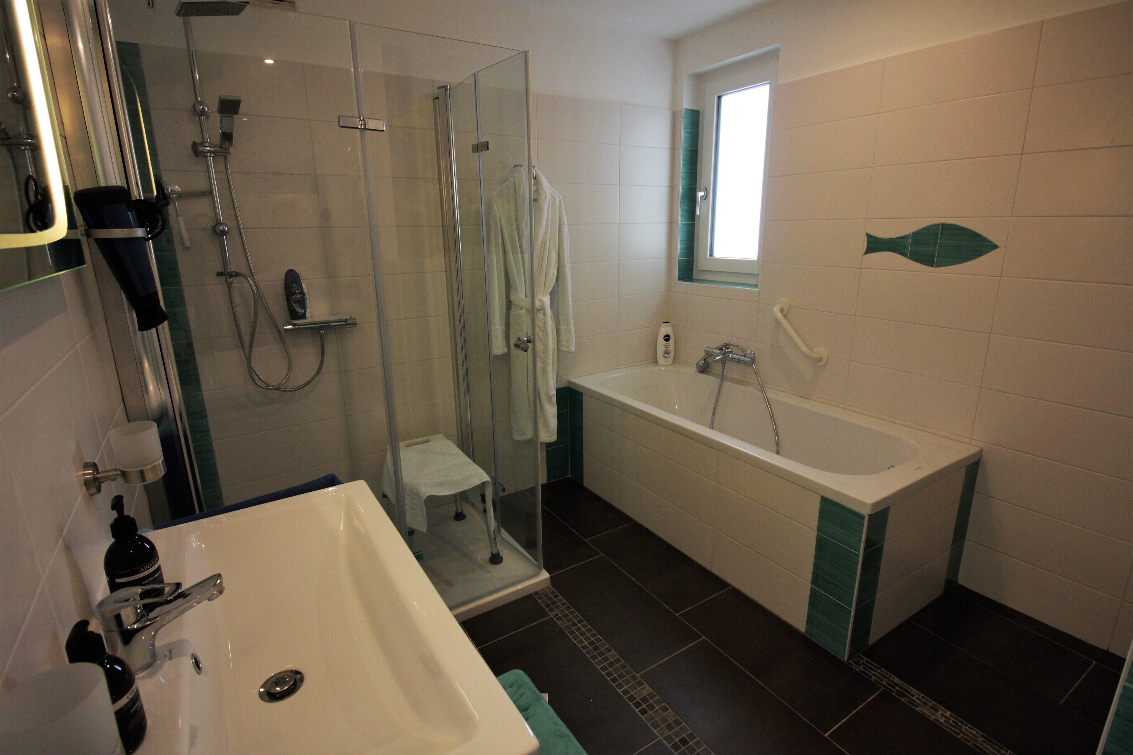 Deluxe-Apartment (Nr 1) | Dusche im Bad