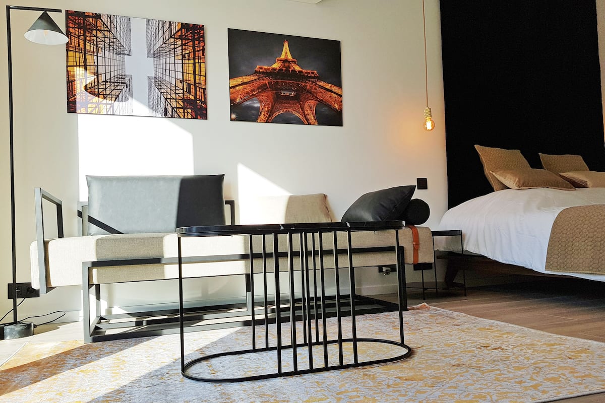 Deluxe Double Room (Art Deco 2.0) | Living area | 55-inch LED TV with digital channels, TV, table tennis