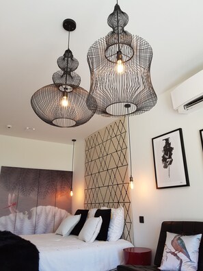 Deluxe tweepersoonskamer (AngeLine) | Donsdekens, een minibar, individueel gedecoreerd