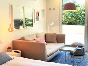 Dobbeltrom – deluxe (Scandi) | Oppholdsområde | En 55-tommers LED-TV med digitale kanaler samt TV og bordtennis