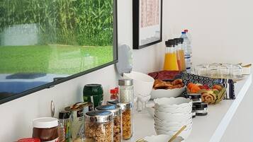 Termasuk sarapan penuh setiap hari