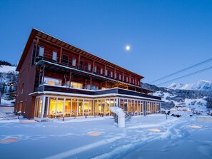 Front of property – evening/night - Das Hotel Panorama (Hasliberg)