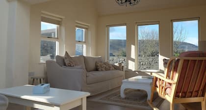 Ballyvaughan Cottage No 6 - a bungalow that sleeps 7 guests in 3 bedrooms