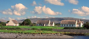 Ballyvaughan Cottage No 6 -  a bungalow that sleeps 7 guests  in 3 bedrooms