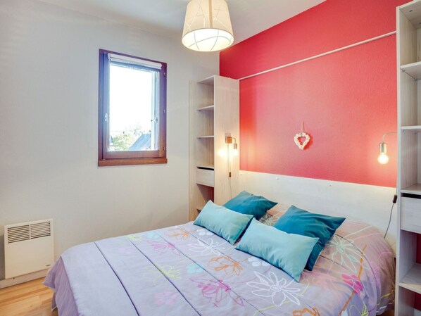 1 bedroom, travel crib, WiFi, bed sheets