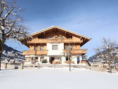Beautiful apartment in villa for 6 guests with WIFI, TV, terrace, pets allowed and panoramic view