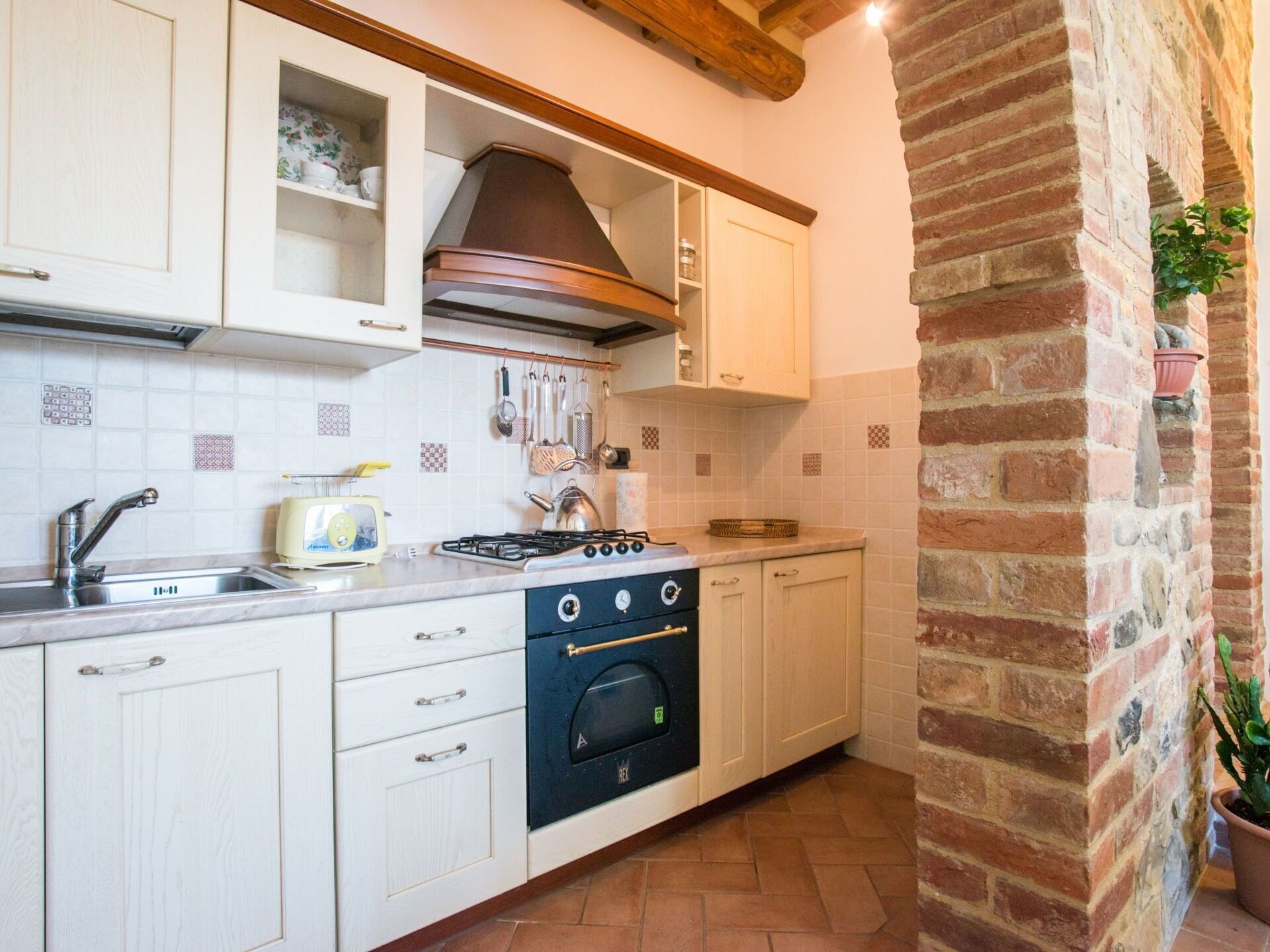 Nice apartment in villa for 3 guests with WIFI, A/C, TV, patio, pets allowed and parking