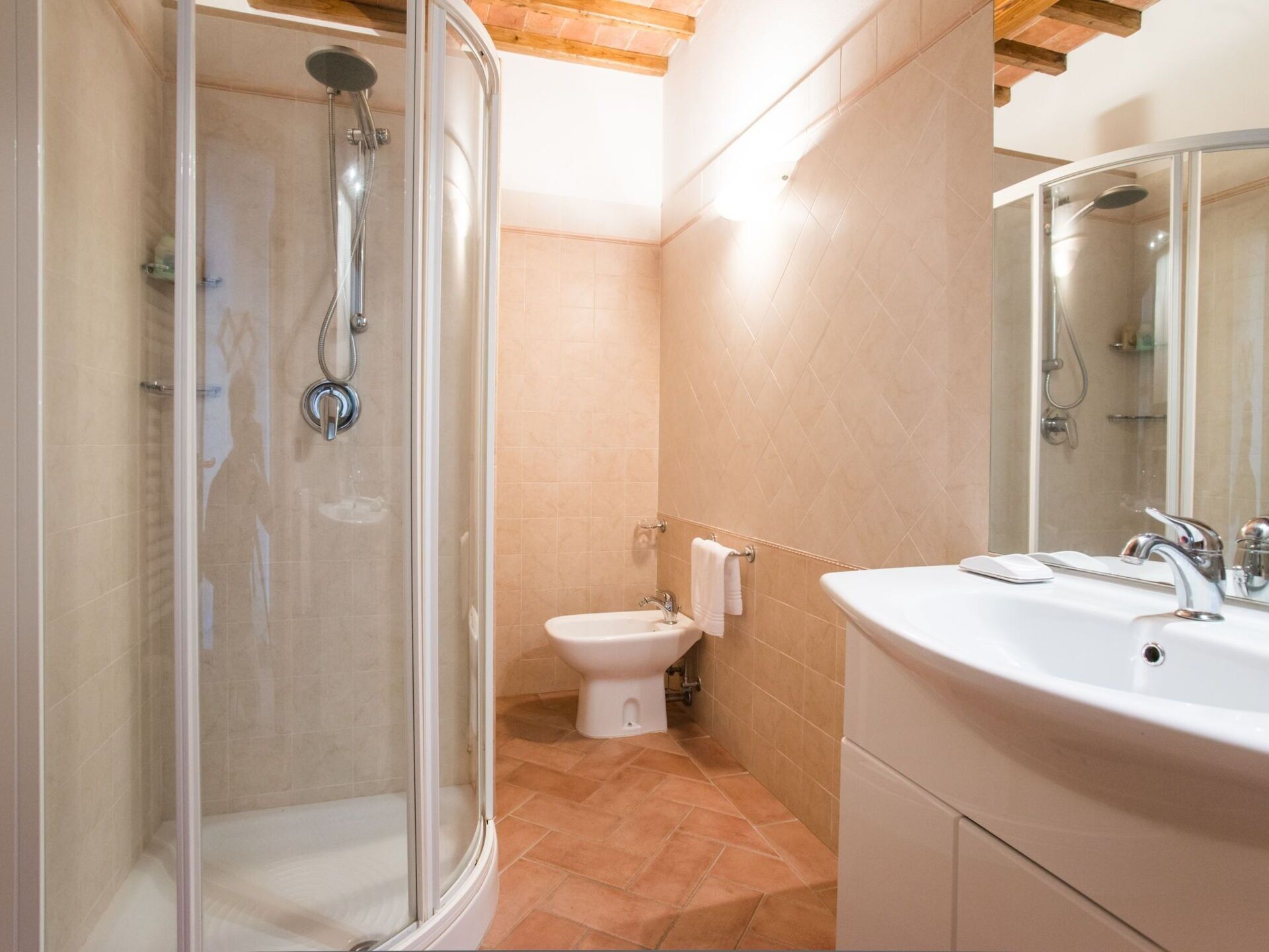 Nice apartment in villa for 3 guests with WIFI, A/C, TV, patio, pets allowed and parking