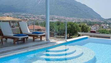 Außenpool (je nach Saison geöffnet), Sonnenschirme, Liegestühle