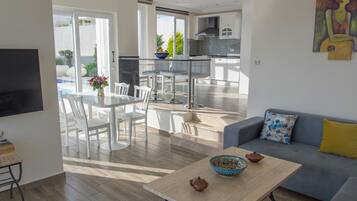 Villa | Eigene Küche | Kühlschrank, Ofen, Herdplatte, Kochgeschirr/Geschirr/Besteck