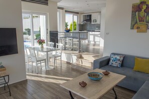 Villa | Eigene Küche | Kühlschrank, Ofen, Herdplatte, Kochgeschirr/Geschirr/Besteck