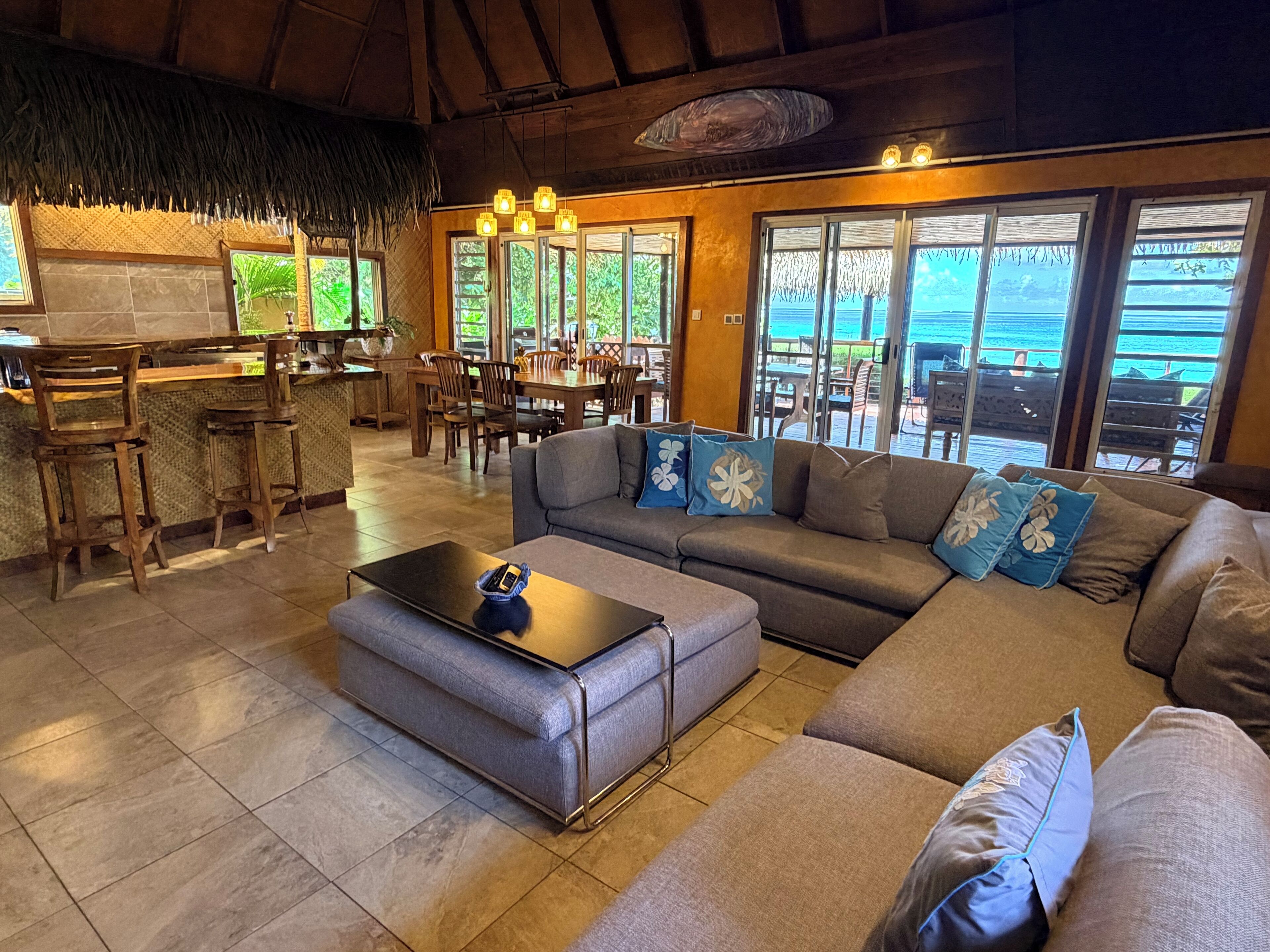 TV connectée, livres, chaîne hi-fi