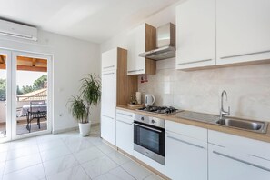 Køleskab, ovn, kogeplade, opvaskemaskine