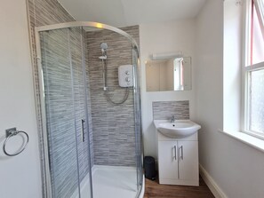 Ensemble douche/baignoire, sèche-cheveux, serviettes fournies
