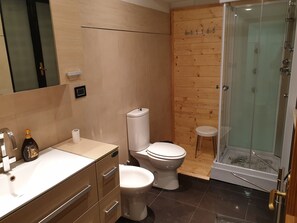 Douche, séchoir à cheveux, bidet, serviettes fournies