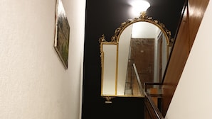 Un escalier avec des marches en marbre menant à une porte noire.