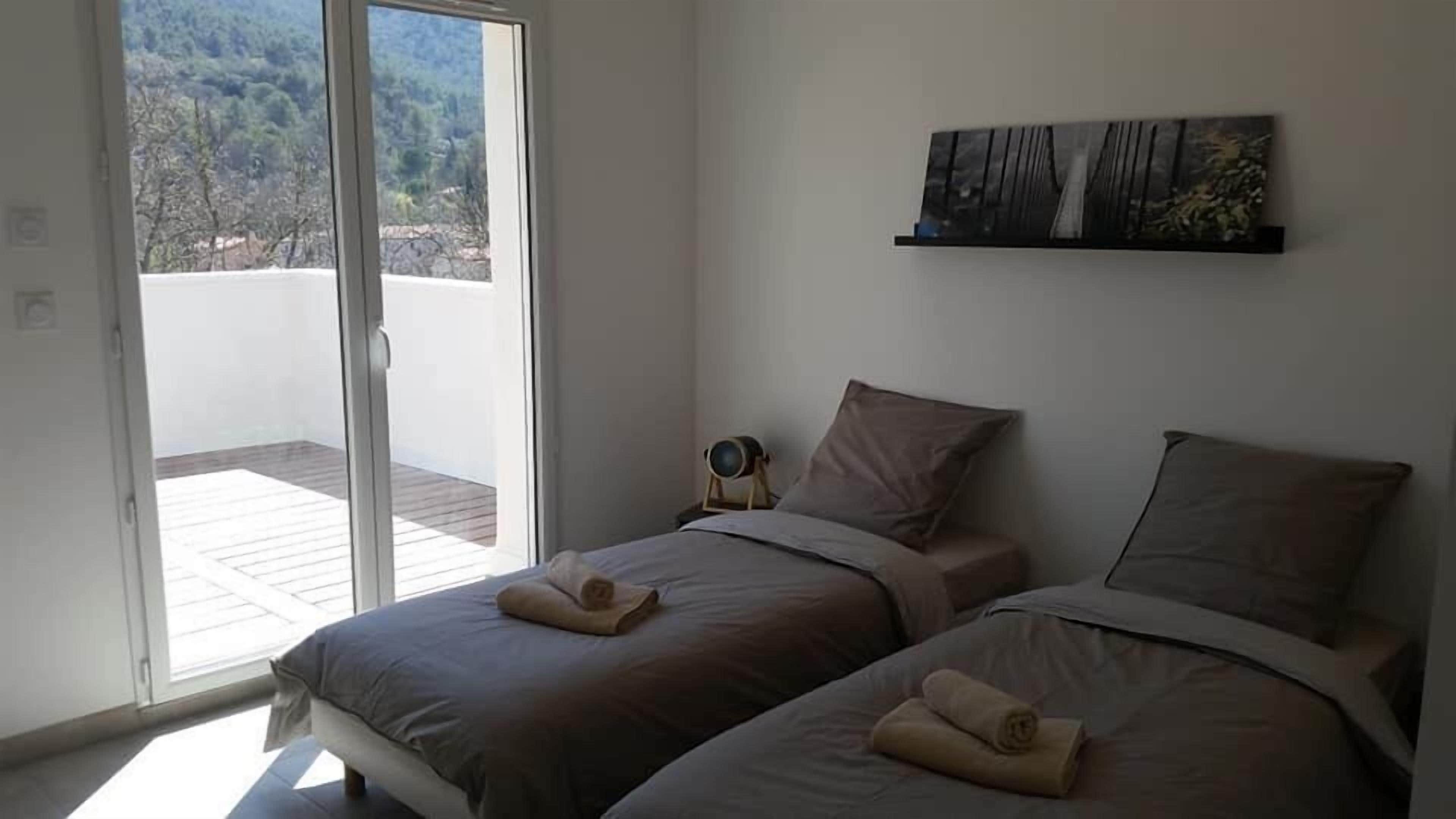 Basic Twin Room | Individually decorated, individually furnished, blackout drapes