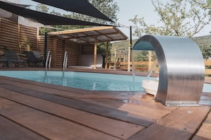 Kolam renang terbuka bermusim, payung kolam, kerusi lepak pantai