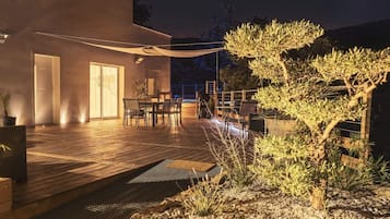 Fachada del alojamiento - Noche
