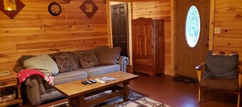 Henson 1: Rustic Vacation Cabin in the Arbuckles of Southern Oklahoma