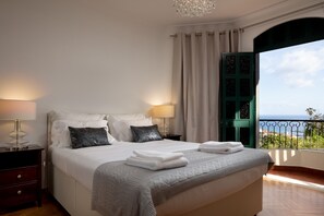 4 bedrooms, desk, iron/ironing board, travel cot