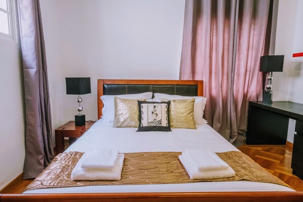 4 bedrooms, desk, iron/ironing board, travel crib