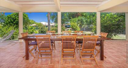 Charming villa, pool and garden, on the beach road