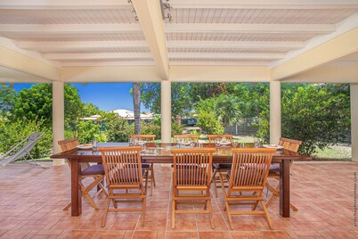 Charming villa, swimming pool and wooded garden, on the beach road