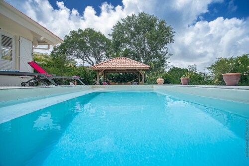 Villa de charme, piscine et  jardin arboré , sur la route des plages