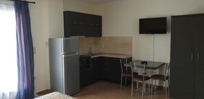 Kühlschrank, Ofen, Herdplatte, Wasserkocher