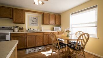 雪櫃、微波爐、焗爐、爐具