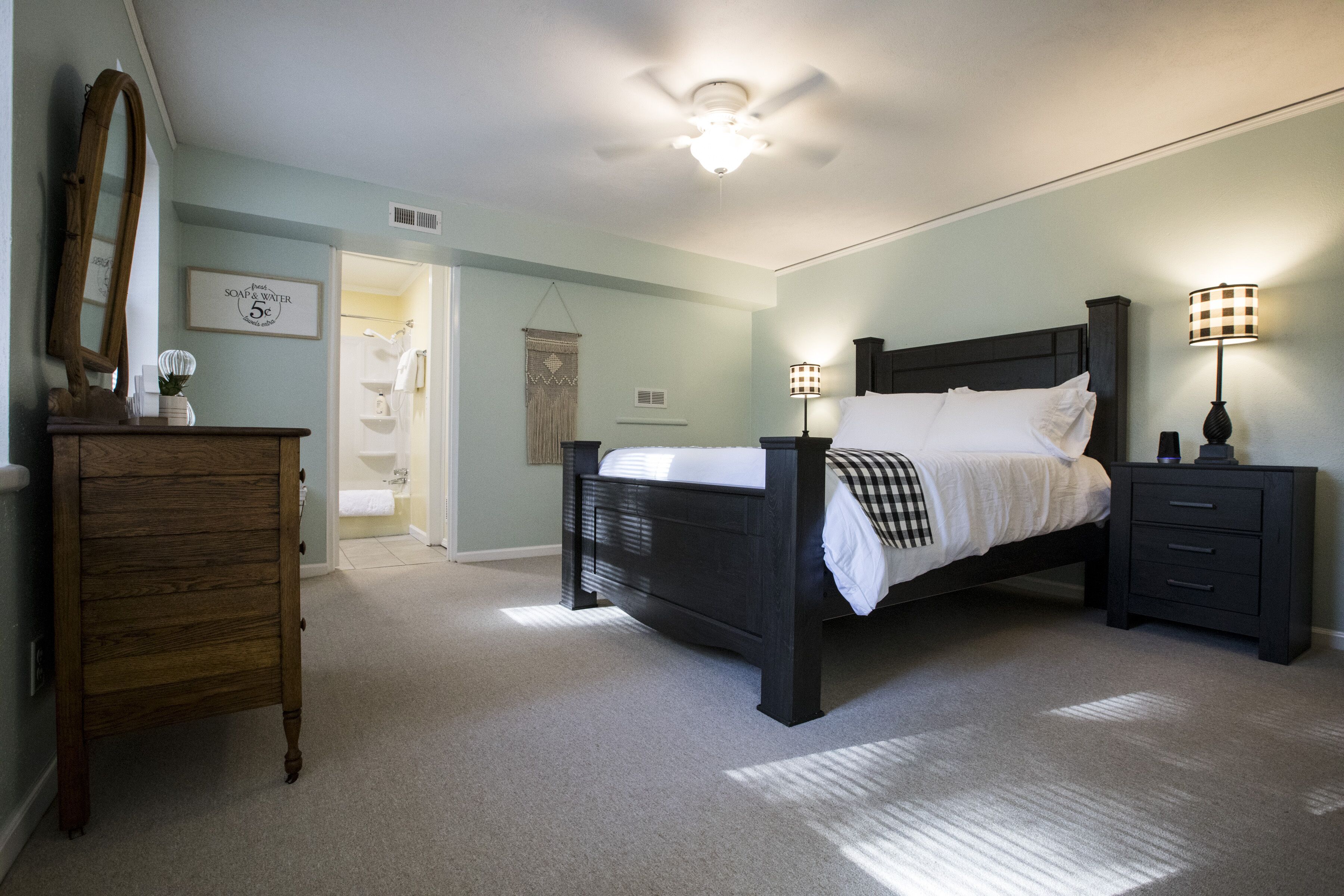 Private Apartment in the ❤️ of Brevard, 1 Bedroom, sleeps 3,