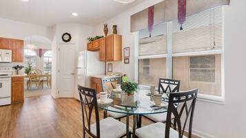 House, 4 Bedrooms, 2 Bathrooms | In-room dining