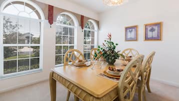 House, 4 Bedrooms, 2 Bathrooms | In-room dining