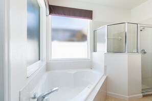 House, 4 Bedrooms, 2 Bathrooms | Bathroom