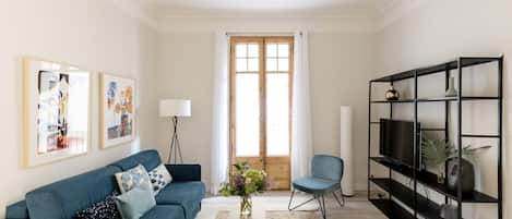 En 40-tommers Flatskjerm-TV med digitale kanaler samt TV