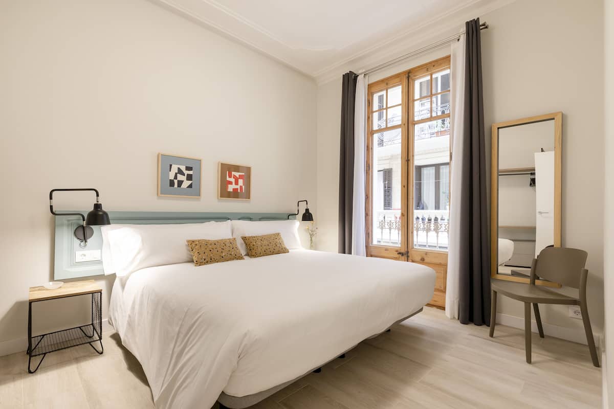 2 kamar tidur, brankas, dan didekorasi berbeda-beda