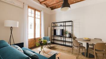 Design Apartment | Living area | 40-inch flat-screen TV with digital channels, TV