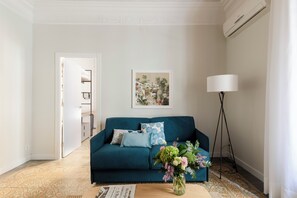 Leilighet – design | Oppholdsområde | En 40-tommers Flatskjerm-TV med digitale kanaler samt TV