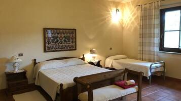 Triple Room | Free cots/infant beds, free WiFi, bed sheets