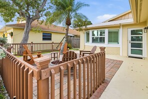 Terrace/patio - Top‘s Naples Park Home, sleeps 6 adults + toddlers, close to beach, near all! (Naples)