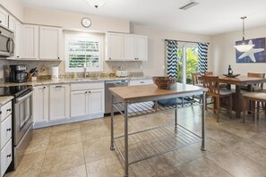 Fridge, microwave, oven, stovetop - Top‘s Naples Park Home, sleeps 6 adults + toddlers, close to beach, near all! (Naples)