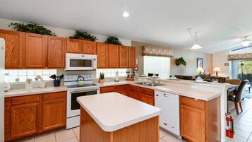 House, 4 Bedrooms, 2 Bathrooms | Private kitchen | Full-size fridge, microwave, oven, stovetop