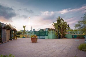 Property grounds - Residence Verde Mare, two-room apartments on 2 levels (Arbatax)