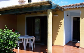 Outdoor dining - Residence Verde Mare, two-room apartments on 2 levels (Arbatax)
