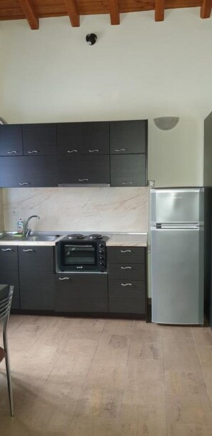 Kühlschrank, Ofen, Herdplatte, Wasserkocher