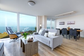 Fernseher, Kamin, Stereoanlage